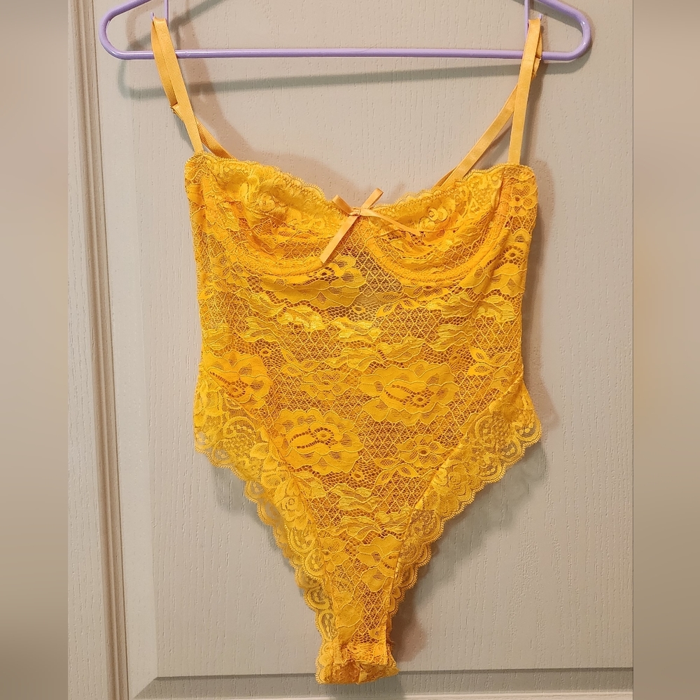 Body suit in yellow lace